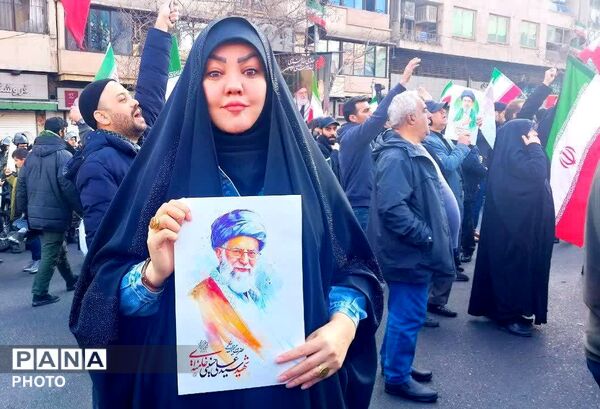 بیعت چشمگیر مردم با رهبر جدید انقلاب 