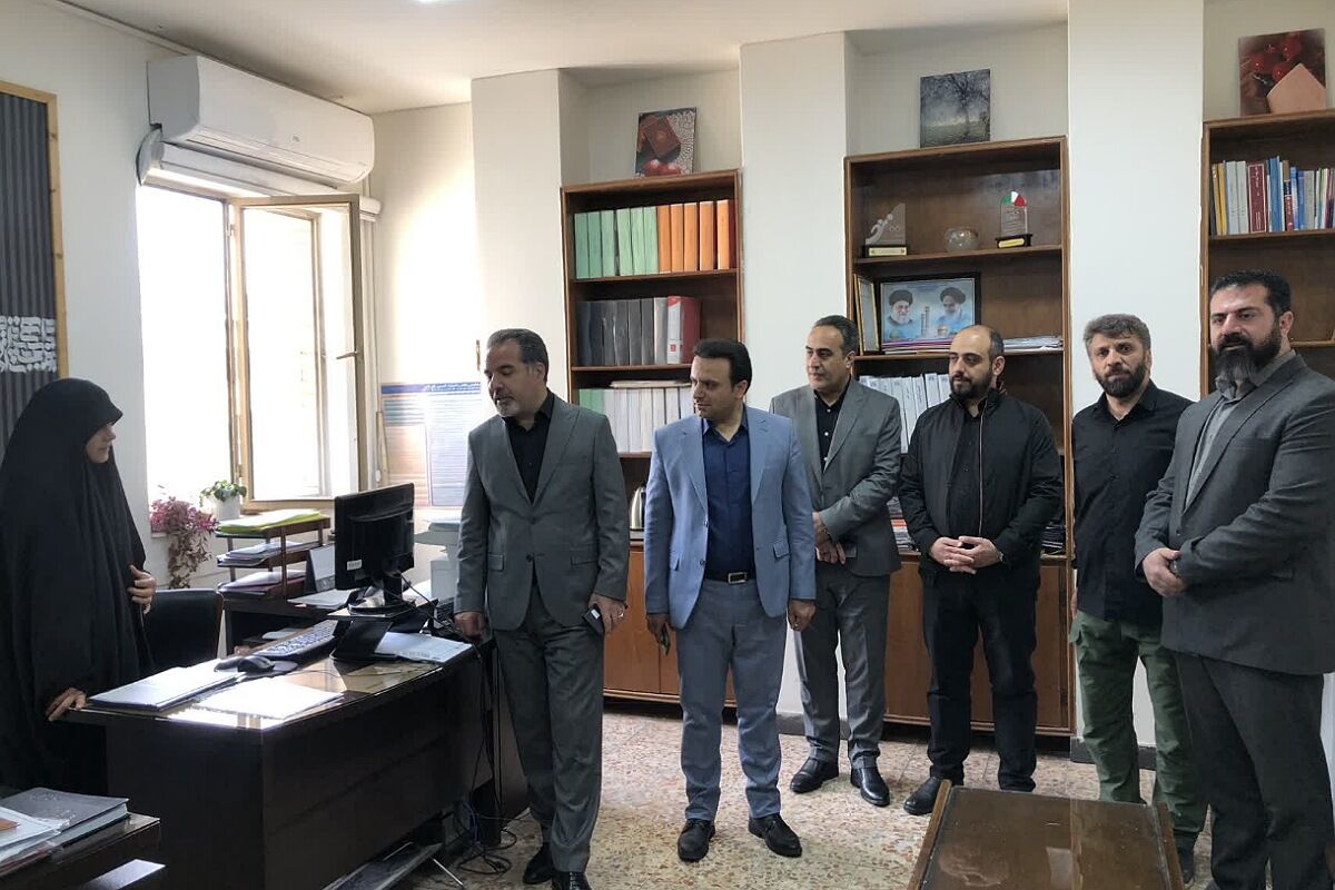بازدید و عرض تبریک مدیر آموزش و پرورش ناحیه دو شهرری از کارکنان اداری