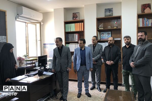 بازدید و عرض تبریک مدیر آموزش و پرورش ناحیه دو شهرری از کارکنان اداری