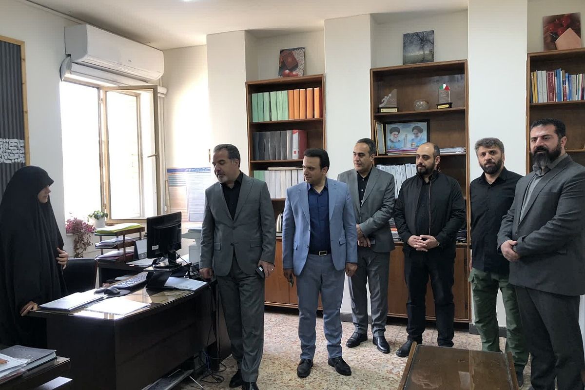 بازدید و عرض تبریک مدیر آموزش و پرورش ناحیه دو شهرری از کارکنان اداری
