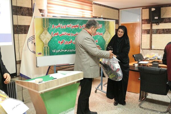 کاروان فجر در مدارس؛ از توزیع تجهیزات ورزشی تا بسته‌های بهداشتی با حضور مدیر آموزش‌و‌پرورش