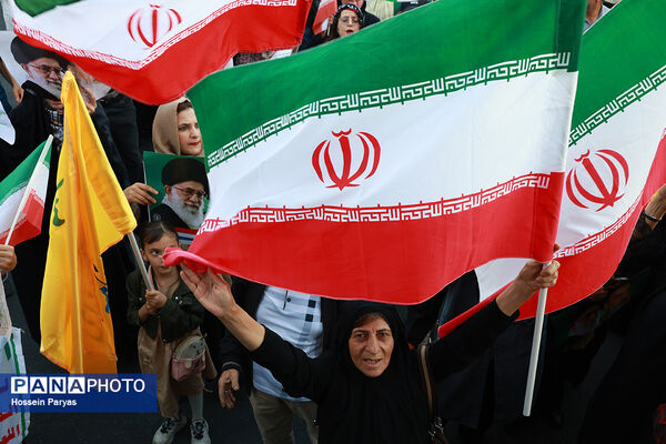 تجمع مردمی بشارت فتح در میدان انقلاب