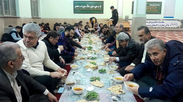 مراسم افطاری در دبیرستان دهخدا ناحیه یک کرج 