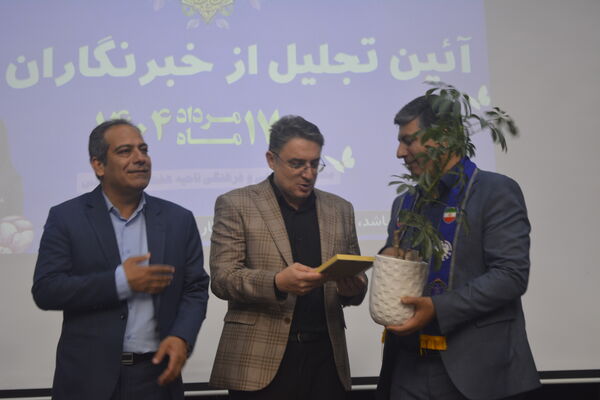 تجلیل از خبرنگاران ناحیه ۷ مشهد به مناسبت روز خبرنگار