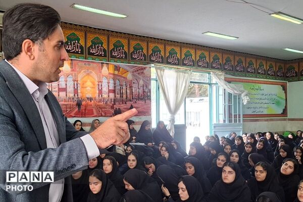 همایش برنامه ریزی درسی و مشاوره تحصیلی در دبیرستان بنت‌الهدی بهارستان دو