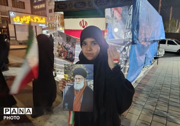 حضور دانش‌آموزان و کودکان فردیسی در راهپیمایی شبانه «جنگ رمضان»