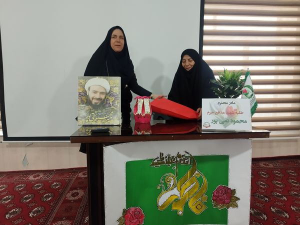 بازدید مادر شهید از مدرسه شاهد تکتم 