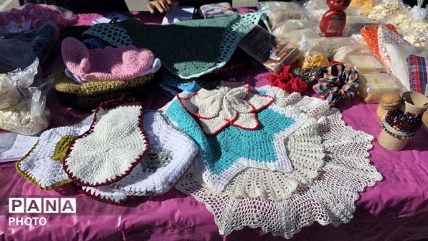 بازارچه در مدرسه آل ابراهیم شهرکرد 