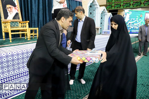 تجلیل از ایثارگران فرهنگی و پرسش و پاسخ در مصلی زنجان