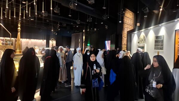 اهدای چادر از سوی مقام معظم رهبری به دانش‌آموزان دختر عمره‌گزار در سرزمین وحی
