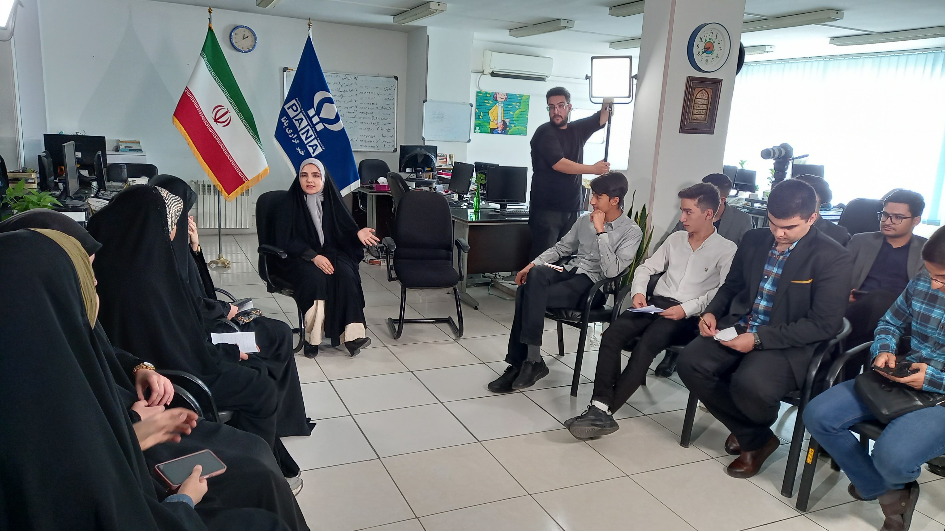 حضور دانش‌آموز خبرنگاران پانا شهرستان‌های تهران در مناظره و نشست انتخاباتی ر‌أی‌اولی‌ها