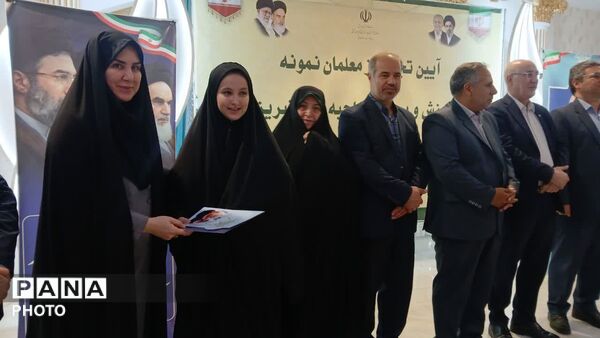 تجلیل از معلمان نمونه ناحیه ۵ تبریز با حضور رئیس کمیسیون آموزش مجلس