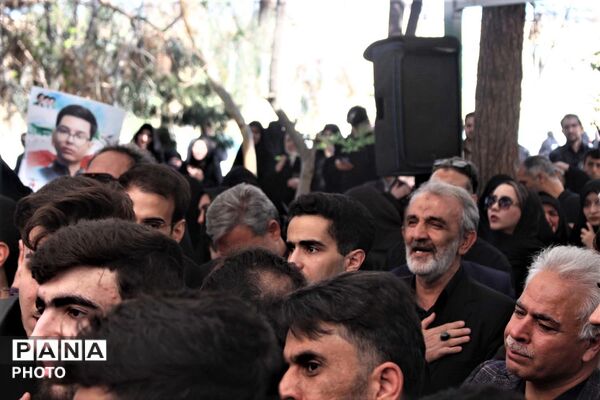 آیین تشییع پیکر دانش‌آموز شهید «سید محمد حسینی مقدم»