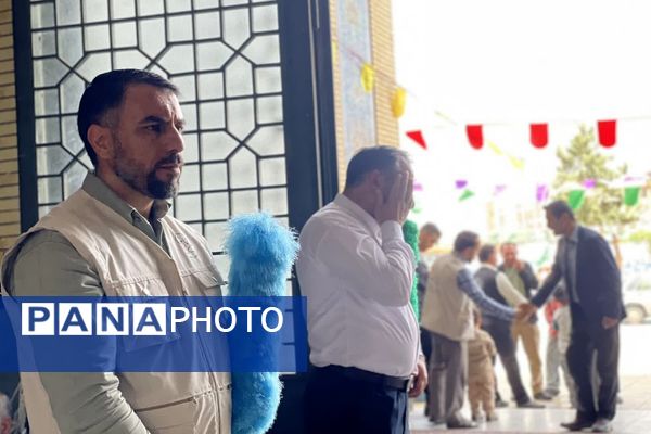 فرهنگیان شهرستان ملارد با حضور خود در نمازجمعه این هفته یاد شهید رجایی را گرامی داشتند 