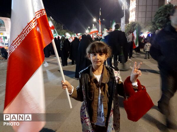 پنجاه وچهار شب در میدان پای کار ایران