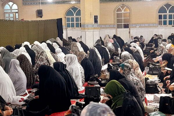 نماز عبادی جمعه این هفته با حضور پرشور مردم مؤمن و ولایت‌مدار ورامین 