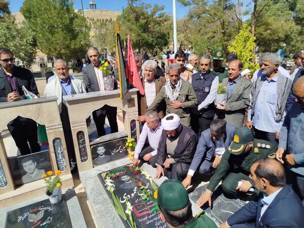 غبارروبی مزار شهدا به‌مناسبت هفته دفاع مقدس در نورآباد 