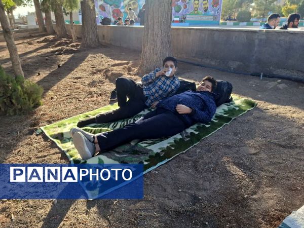 حال و هوای دانش‌آموزان دبیرستان شهید صدر کهک در یک صبح پاییزی