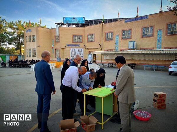 جلسه انجمن اولیا دبیرستان نمونه دولتی شهید آیت‌الله خامنه‌ای 