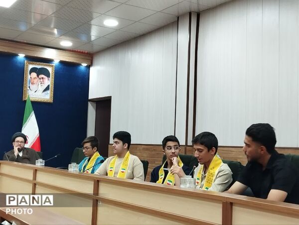 نشست صمیمی اعضای شورا و مجمع دنش آموزی قم با مدیرکل آموزش و پرورش استان