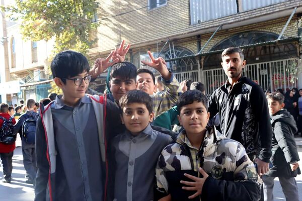 فریاد مرگ بر آمریکا در کوهدشت ؛ حماسه حضور دانش آموزان در سیزده آبان