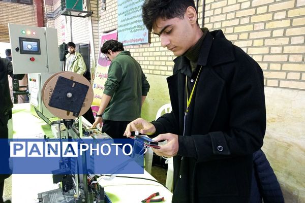نمایشگاه دستاوردهای دانش‌آموزان هنرستان فنی حرفه‌ای‌ رباط‌کریم