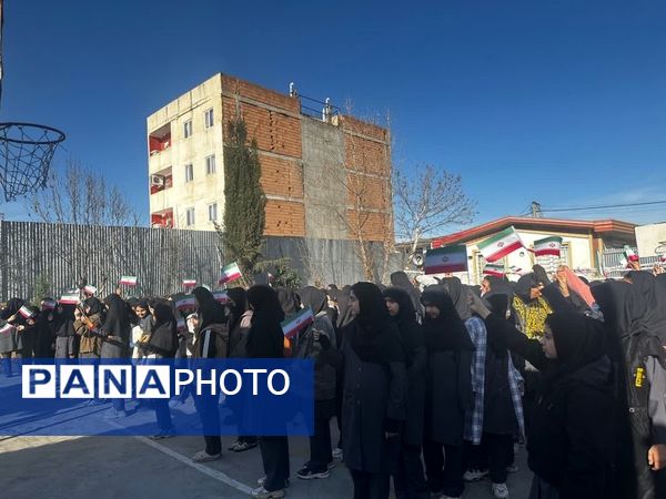 نواختن زنگ انقلاب در دبیرستان هیأت‌امنایی طه