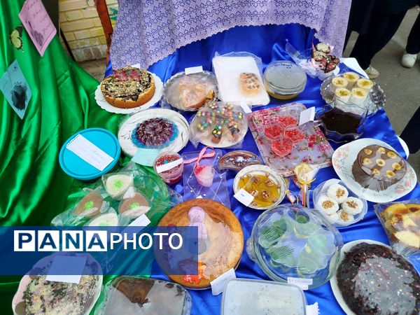 جشن روز مادر و جشنواره کیک و دسر در دبیرستان دخترانه دانشور ۲ 