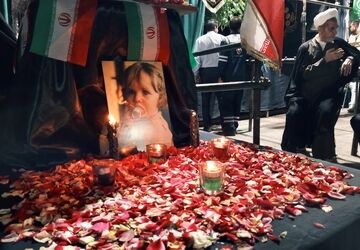 شمع‌ های وداع در بروجرد روشن شد؛ فرهنگیان در سوگ رهبر معظم انقلاب گرد هم آمدند