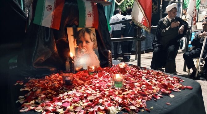 شمع‌ های وداع در بروجرد روشن شد؛ فرهنگیان در سوگ رهبر معظم انقلاب گرد هم آمدند