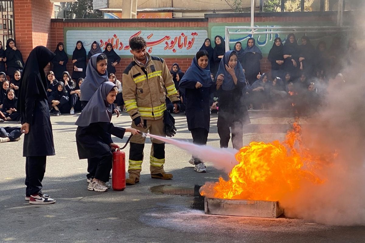 حضور قهرمانان بی‌ادعا در مدرسه حاج مهدی رسولی در هفته پدافند غیر عامل