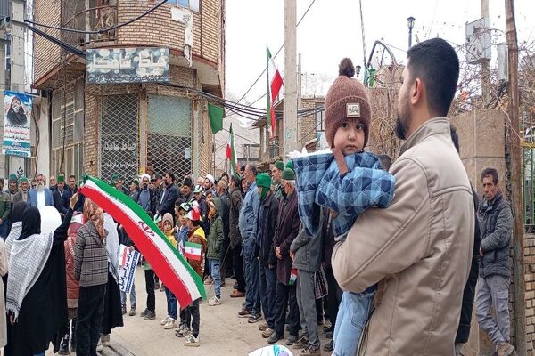 حضور کودکان و دانش آموزان در راهپیمایی یوم‌الله ۲۲بهمن در شهر بار نیشابور