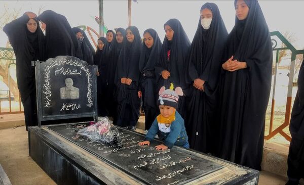 غبار‌روبی مزار شهدا در آستان مقدس امام زاده جعفر (ع) منطقه میانکوه 