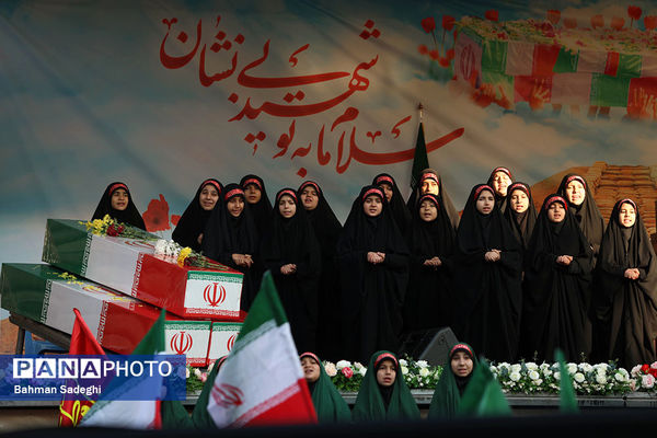 تشییع پیکرهای ۱۰۰ شهید گمنام از مقابل دانشگاه تهران