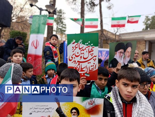 اجتماع مردم بصیر و انقلابی نیشابور در آغاز دهه فجر