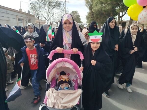 حضور پر شور کودکان و نوجوانان خلیل آبادی در راهپیمایی ۲۲ بهمن
