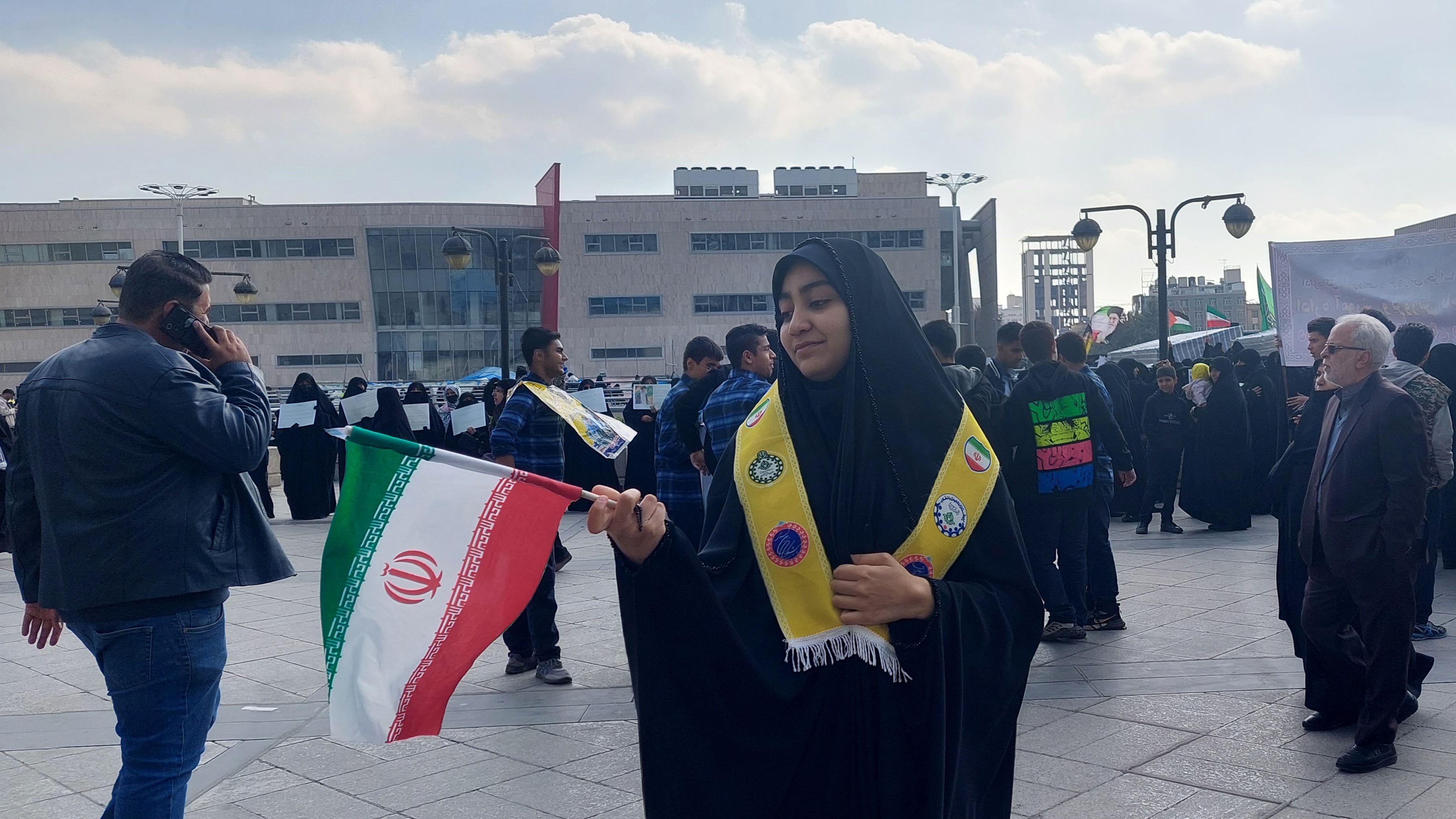 حضور پرشور دانش‌آموزان و اقشار مختلف مردم مشهد در راهپیمایی یوم‌الله ۱۳ آبان