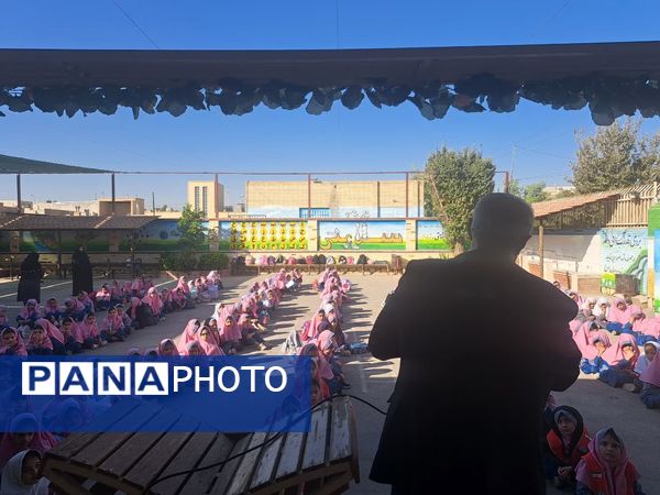 برنامه گرامیداشت هفته دفاع مقدس در دبستان شهید هادی آریایی 