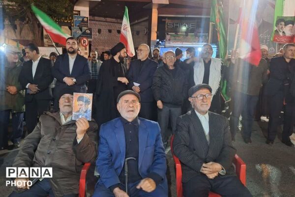 مردم فیروزکوه در میدان معلم؛ ایستادگی‌ای پررنگ‌تر از همیشه