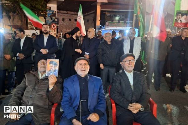 مردم فیروزکوه در میدان معلم؛ ایستادگی‌ای پررنگ‌تر از همیشه