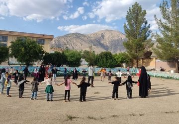 شادی دانش‌آموزان میانکوه در کلاس‌های تابستانه