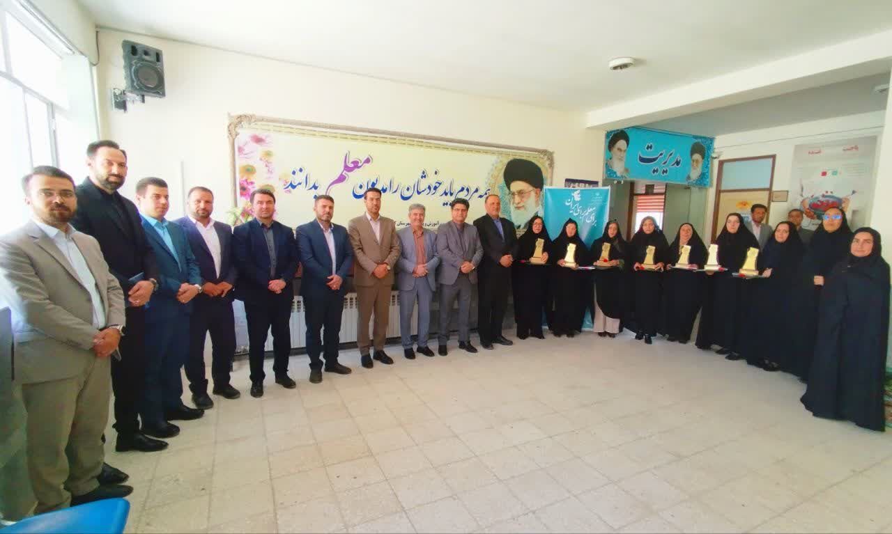 مراسم تجلیل از معلمان منتخب نمونه منطقه ای شهرستان کلات 