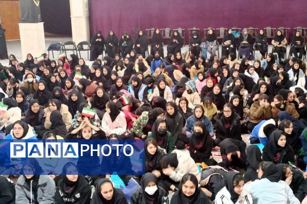 مدرسه شهید لطفی بهارستان‌دو میزبان جشن دهه فجر 