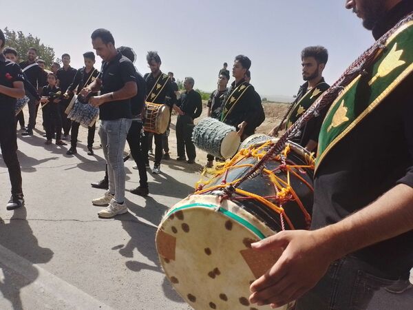 مراسم سینه زنی و علم گردانی اهالی روستای نقاب در امامزاده سید حسن روستای میرآباد