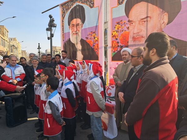 گلباران تمثال امام خمینی (ره) توسط دانش‌آموزان عجب‌شیر 