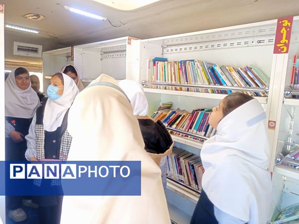 بازارچه کتاب در دبستان سمیه