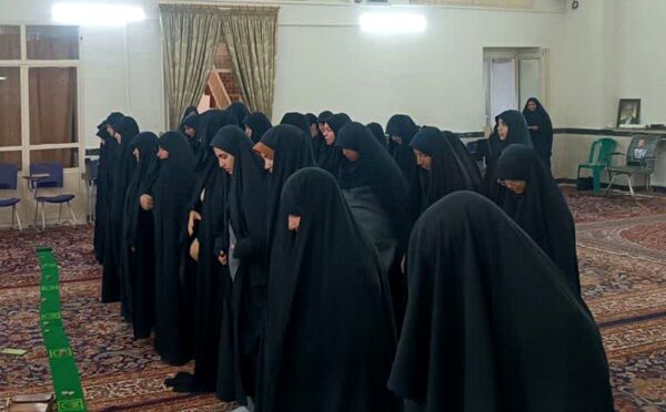 برپایی نماز جماعت در مکتب النرجس