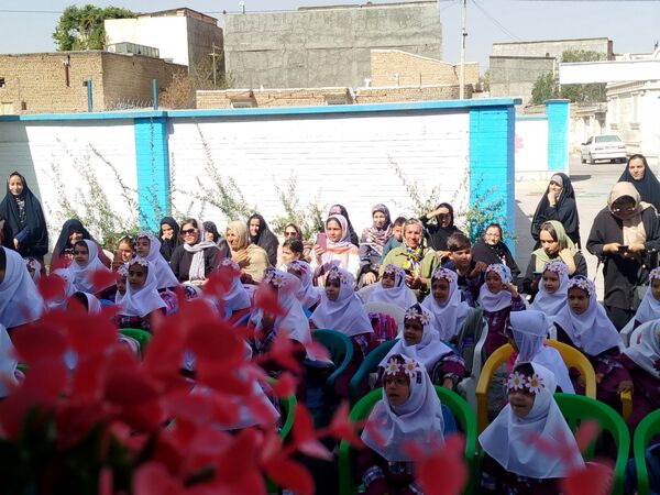 طلوع شکوفه‌های امید در دبستان امین زاده فاروج 