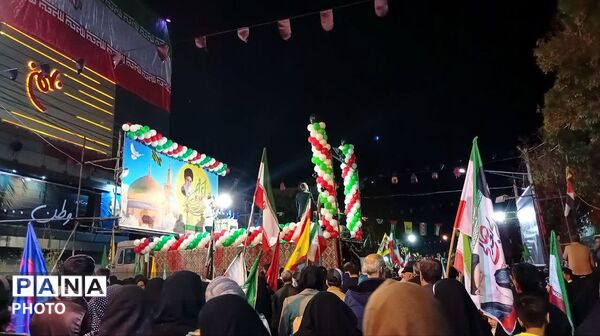 آسمان ملایر پر از نور؛ کودکان و دلدادگان در استقبال از پرچم رضوی