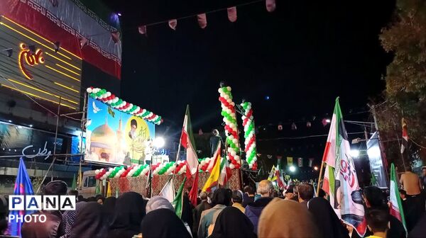 آسمان ملایر پر از نور؛ کودکان و دلدادگان در استقبال از پرچم رضوی